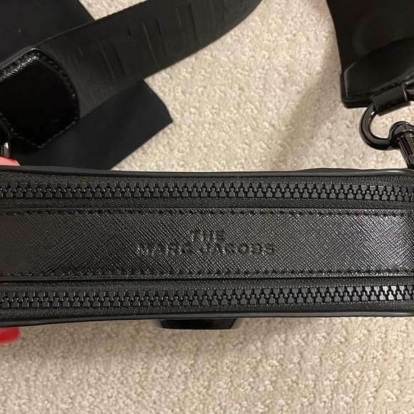 EUC Marc Jacobs Cross Body in Black - Picture 3 of 4